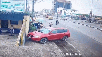 Clip: Máy bay lao xuống và phát nổ trên đường ở Nigeria