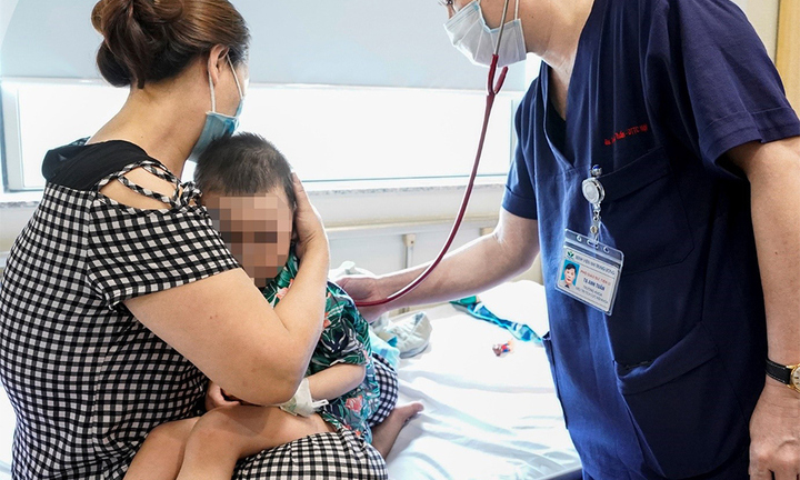 Cứu 2 bé gái viêm cơ tim cấp bằng kỹ thuật tim phổi nhân tạo