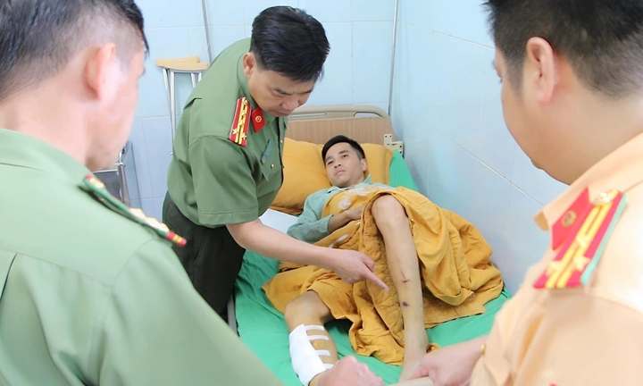 Bị yêu cầu dừng xe kiểm tra, thiếu niên đâm gãy chân CSGT