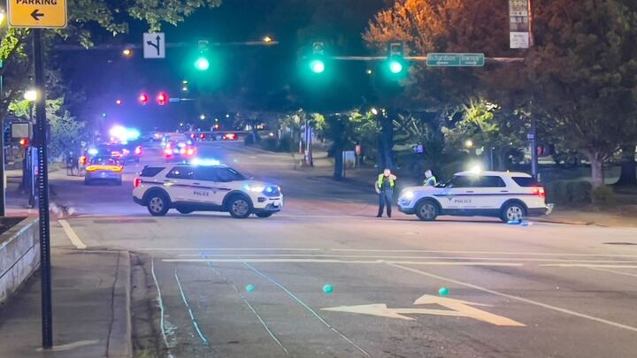 Thấy cảnh sát truy bắt tội phạm, người phụ nữ không ngần ngại ra tay tương trợ