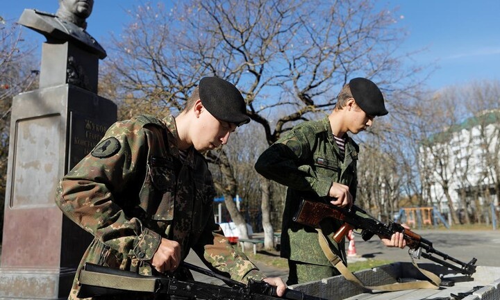Tình báo Anh: Học sinh Nga được đào tạo cách sử dụng súng trường
