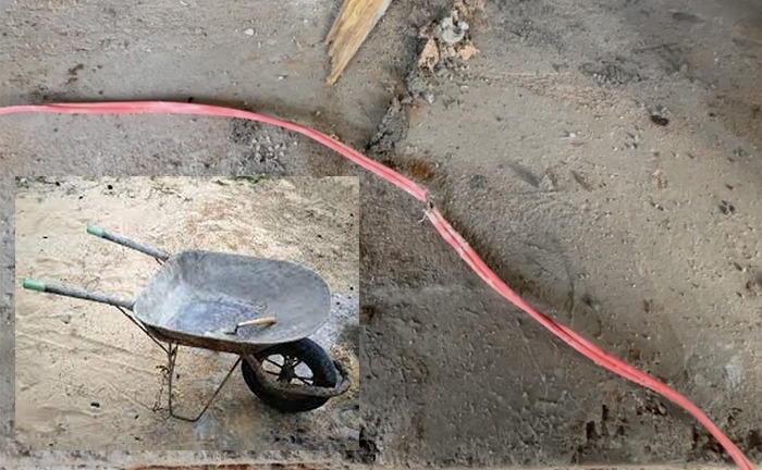 Đẩy xe rùa cán lên dây điện, chủ dãy trọ bị điện giật tử vong