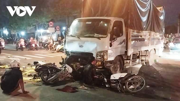 Tin tức tai nạn giao thông mới nhất ngày 1/6: Bình Dương: Tài xế tông hàng loạt xe máy khiến 1 người chết, 2 người bị thương.