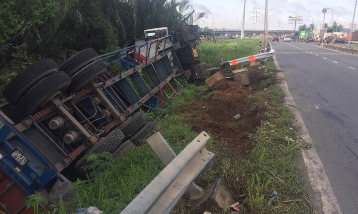 Tin tức tai nạn giao thông mới nhất ngày 4/6: Xe container tông vào dải phân cách