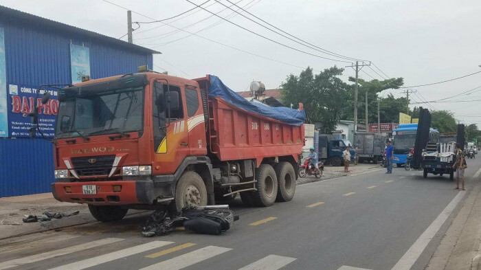 Tin tức tai nạn giao thông mới nhất ngày 9/6: Tai nạn liên hoàn giữa xe ben, xe máy và ba gác máy khiến một người bị thương nặng