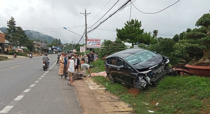 Tin tức tai nạn giao thông mới nhất ngày 10/6 : Ô tô mất lái tông trúng xe máy, 2 người thương vong