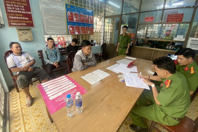 Xử lý nhóm đối tượng làm nghề hút bể phốt dán quảng cáo trái phép, gây mất mỹ quan đô thị