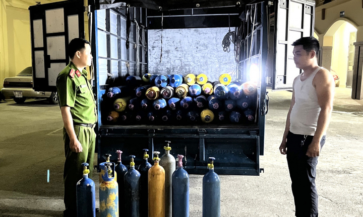 Phát hiện, thu giữ 169 bình chứa khí cười