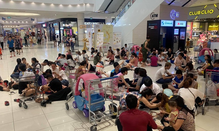 Nhiều quận trên địa bàn Hà Nội cắt điện, người dân khốn khổ với nắng nóng