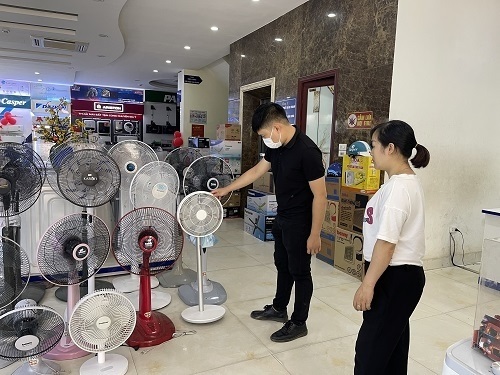 Mất điện luân phiên, quạt tích điện “cháy hàng” giữa mùa hè nắng nóng