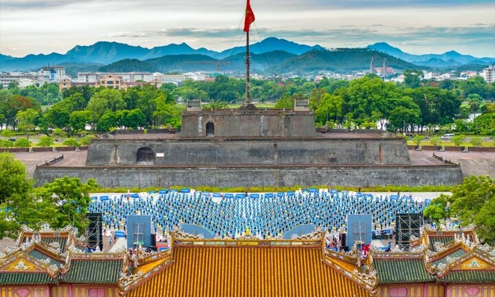 Độc lạ màn đồng diễn Yoga xếp hình chiếc Khánh  tại tỉnh Thừa Thiên Huế