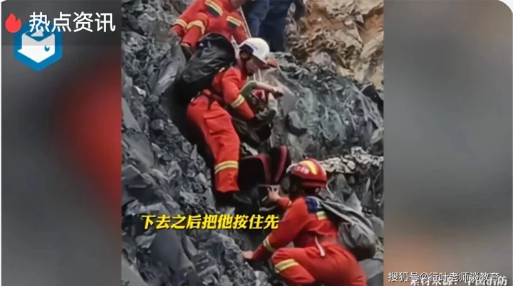 Mẹ chỉ khen em gái, anh trai giận dỗi leo lên núi cao 80m khiến bố mẹ hoảng hốt