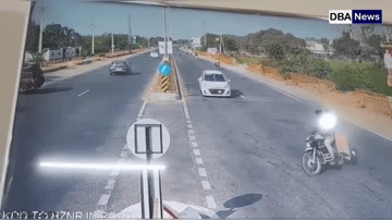 Clip: Đôi nam nữ bị ô tô hất văng trên đường cao tốc