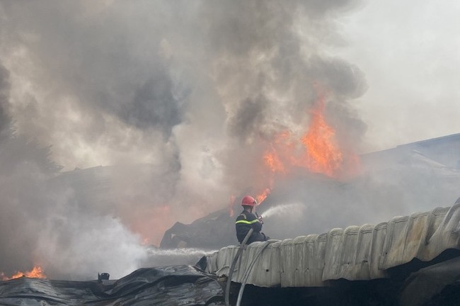 Long An: Cháy xưởng sản xuất valy, túi xách