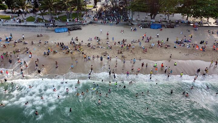 Ngày đầu nghỉ lễ, các điểm du lịch chật kín du khách