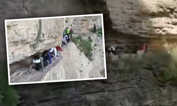 Cảnh tượng khách du lịch bò trên vách đá bên dưới là vực thẳm khiến ai xem cũng phải rùng mình sợ hãi