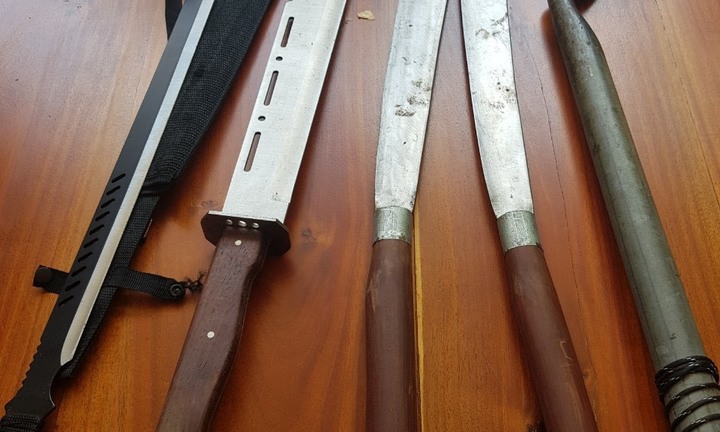 Kịp thời phát hiện 10 đối tượng mang hung khí đi giải quyết mâu thuẫn 