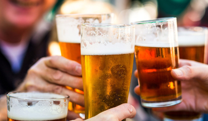 Thói quen có hại khi uống bia vào mùa hè mà nhiều người mắc phải