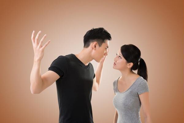 Nghe lời mẹ, chồng đuổi vợ ra khỏi nhà chỉ vì một cái điều hòa