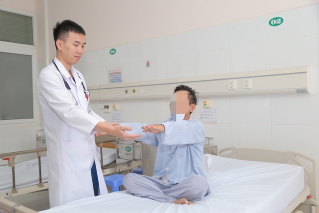 Người đàn ông bất ngờ đột quỵ khi đang đi đường