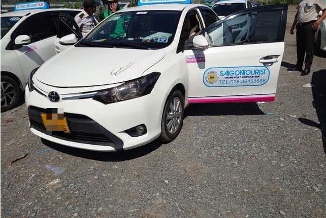 Phát hiện 2 tài xế taxi ở sân bay Tân Sơn Nhất 