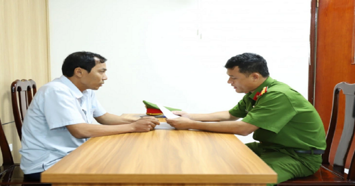 Hà Tĩnh: Bắt hai cựu kế toán trưởng của một xã để điều tra về tội lạm quyền