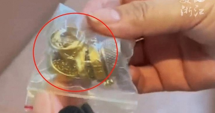 Dọn nhà cho chủ cũ đã qua đời cô gái vô tình phát hiện ra kho báu và hành động bất ngờ sau đó