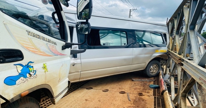 Không chịu nhường đường, xe khách và xe tải đối đầu trên cầu tạm khiến giao thông ùn tắc