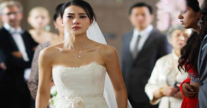 Cô dâu say khướt ngã vào lòng tình cũ trong đám cưới, hành động của chú rể mới