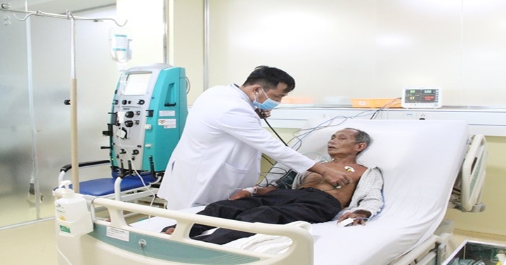 Cứu sống cụ ông bị ong vò vẽ đốt hơn 120 vết trên người