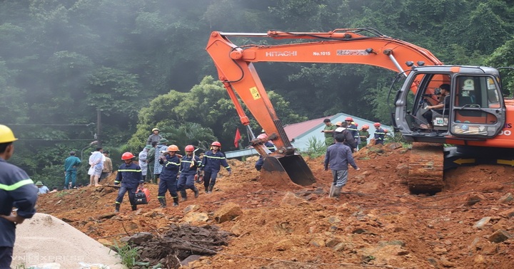 Hiện trường vụ sạt lở đèo Bảo Lộc: Hàng trăm khối đất đá từ quả đồi đổ ập, vùi lấp trụ sở chốt CSGT