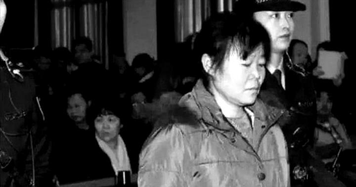 Cặp vợ chồng nhận tin 