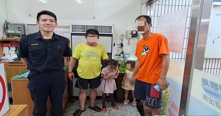 Bé gái 7 tuổi dẫn theo em gái 3 tuổi đến đồn cảnh sát báo bố mất tích và sự thật 