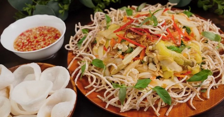 Trổ tài làm gỏi gà ngó sen khoai môn vừa giòn ngon lại còn kích thích vị giác