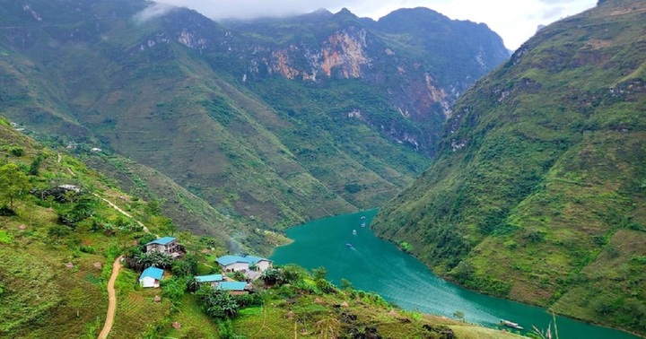 Tàu du lịch trên sông Nho Quế dừng hoạt động 