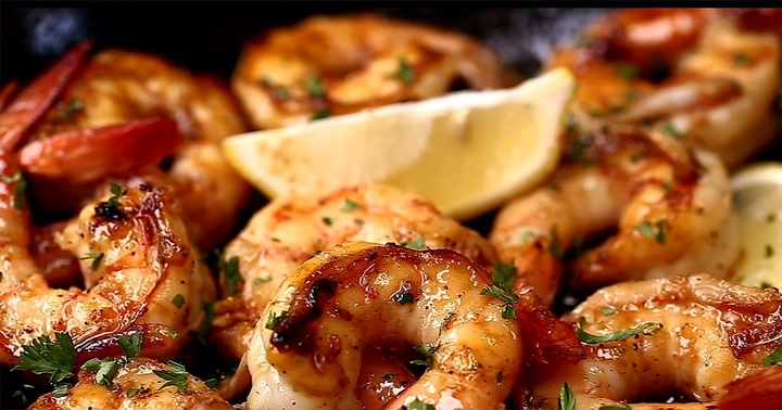 Bật mí cách làm món tôm xào bơ tỏi sốt mật ong ăn là ghiền