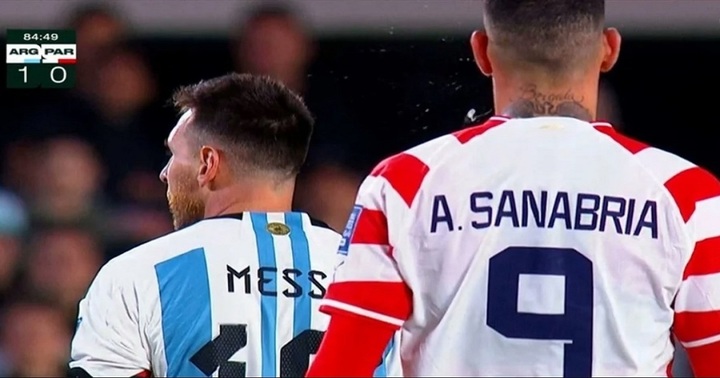 Lionel Messi bị tiền đạo Paraguay nhổ nước bọt trong trận Argentina thắng 1-0 ở vòng loại World Cup 2026