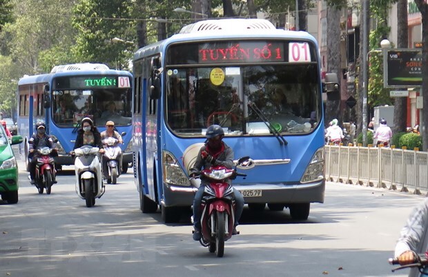 TP.HCM khuyến khích sinh viên sử dụng xe buýt nhằm góp phần giảm ùn tắc giao thông