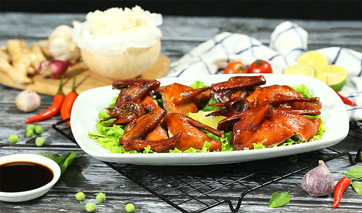 Trổ tài làm món chim cút quay ngũ vị tẩm bổ cho vợ nhân ngày 20/10