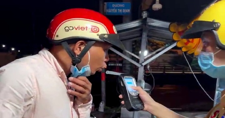 Đang làm nhiệm vụ đo nồng độ cồn, 1 cán bộ CSGT đã bị kẻ lạ ném đá thương tích ở đầu