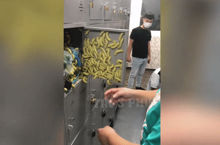 Video: Người phụ nữ cất túi tăm mới mua vào tủ cá nhân tối đem về nấu ăn ai ngờ đến lúc mở tủ mang về thì 