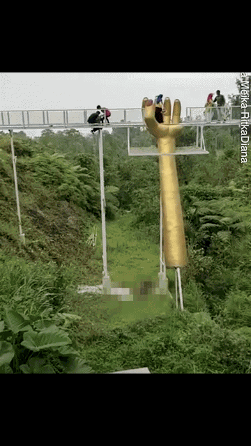 Nhân chứng bàng hoàng kể lại giây phút chứng kiến cầu kính vỡ, khiến 1 du khách thiệt mạng, 3 người bị thương