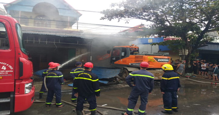 Hải Phòng: Kho chứa giày dép bất ngờ bốc cháy, thiêu rụi toàn bộ hàng hóa