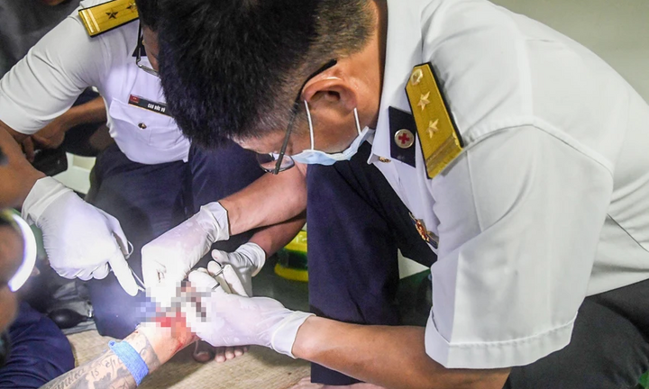 Kịp thời cấp cứu ngư dân bị cá chình cắn trên biển