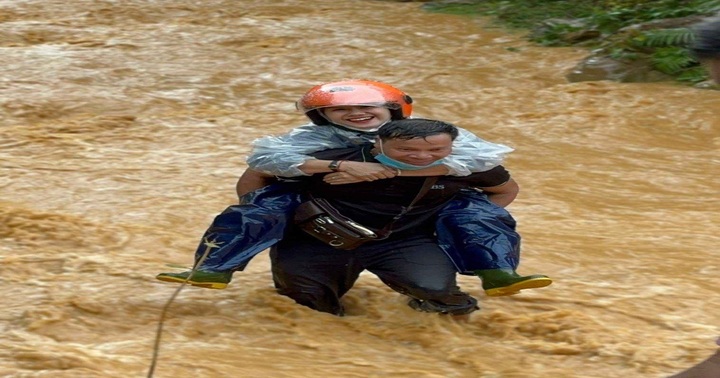 Hình ảnh thầy giáo cõng nữ giáo viên vượt qua con suối chảy xiết đến trường gây