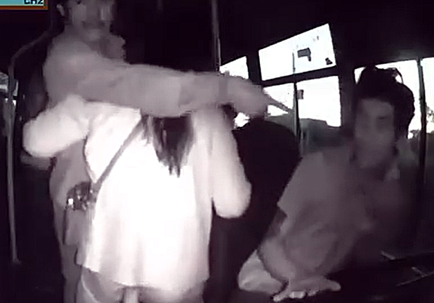 Vụ nhóm phụ huynh hành hung người lái xe đưa đón học sinh: Công an đã đo vẽ hiện trường