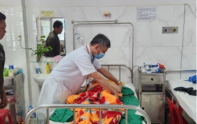 Đi hái cà phê thuê, một phụ nữ tại Đắk Lắk không may bị té xuống giếng liệt hai chân