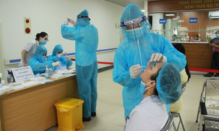 Cặp vợ chồng dương tính lần 1 với SARS-CoV-2 ở Hà Nội: Lịch trình di chuyển dày đặc