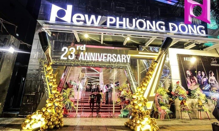 Nhân viên quán bar New Phương Đông tụ tập, mở nhạc ồn ào ngay trong khu cách ly