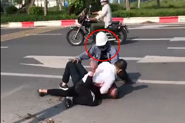 Người giúp đỡ tài xế taxi khống chế kẻ truy nã trên đường ở Hà Nội là ai?